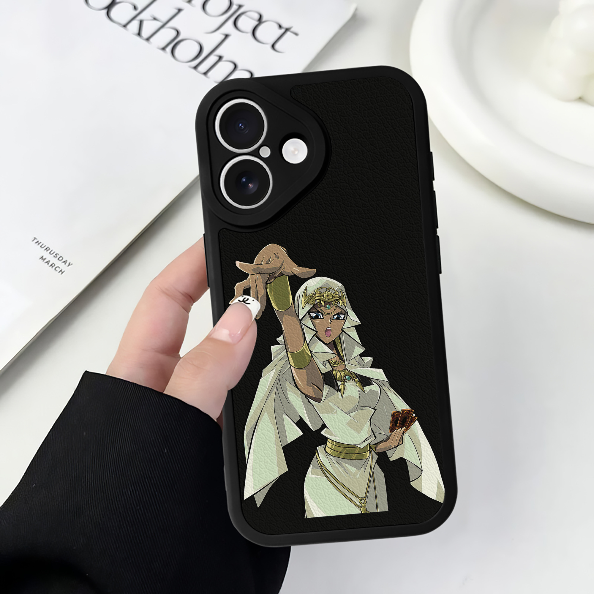 （画像用） 遊☆戯☆王 Yu-Gi-Oh! 【iPhone 16シリーズ対応】シリコンスマホケース（レザー調） 材質：シリコン